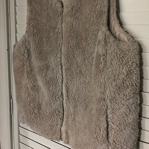 Old Navy Ladies Faux Fur Vest LG - Picture 2 of 5